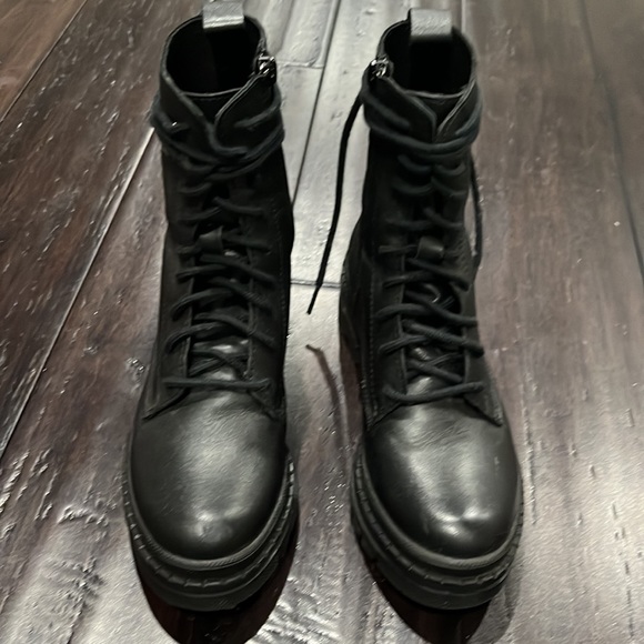 Steve Madden Jasmisyn Lace-Up Boot. Black size 6 - Picture 7 of 9